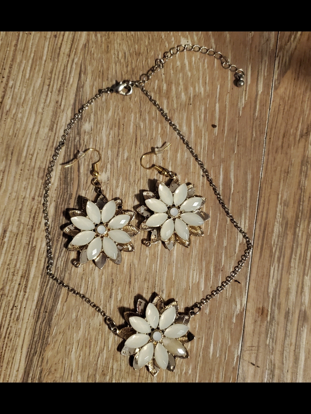 Handmade Gold-Tone White Floral Necklace & Earrings Set